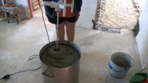 Миксер-дрель Фиолент в работе.