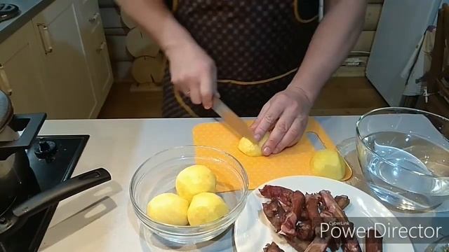 Гороховый супчик да ещё и с копчёнными рёбрышками. Это просто вкусняшка.