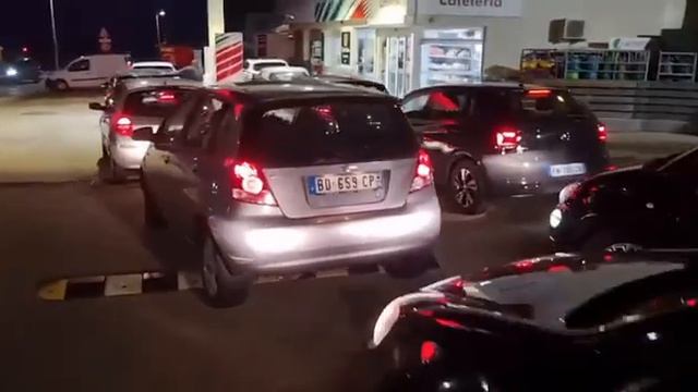 Во Франции на заправках заканчивается топливо, образовались огромные очереди за бензином. смотреть онлайн