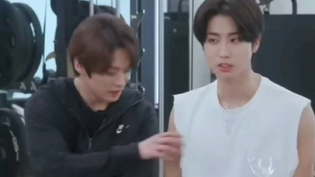 ЧАН БИН ХОДИТ В КАЧАЛКА.ЧАНБИН ЖИВЕТ РАДИ КАЧАЛКА