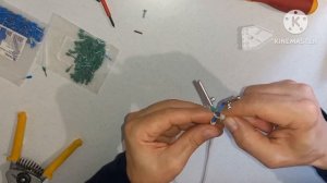 Подсоединение провода к вилке и к светильнику.#электромонтаж #вилка #провода #светильник