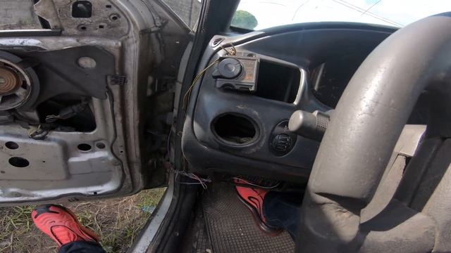 This old 1995 Ford Escort is totally wrecked but still drives in Congo? смотреть онлайн