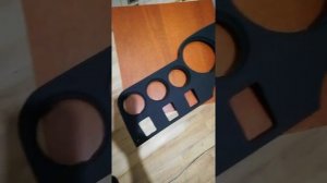 Клеим пленку на приборную панель.