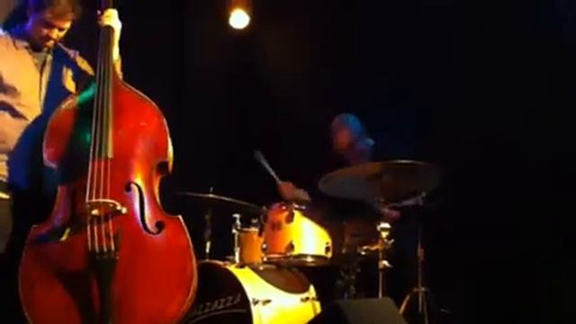 Edward Pérez Trío en Jazzazza смотреть онлайн