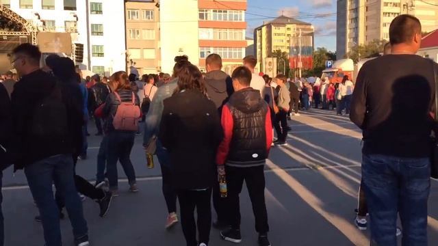 Город Южно-Сахалинск. День города. Диана Анкудинова. Tombe la neige. смотреть онлайн