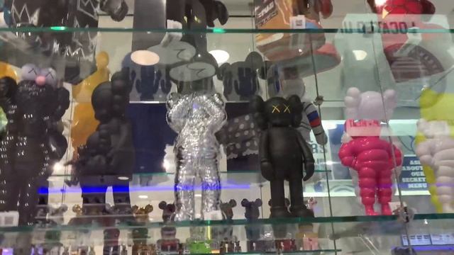Bearbrick and KAWS collection at Urban Necessities (Las Vegas) - A Walkthrough смотреть онлайн