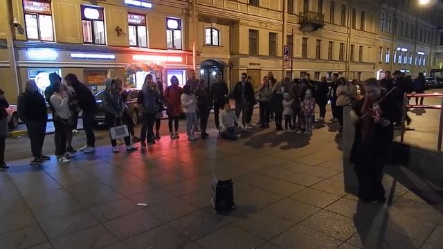 Девушка играет на скрипке в центре Санкт-Петербурга