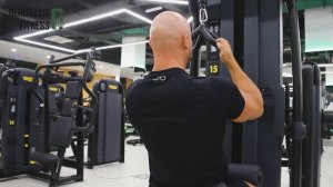 Тренировка спины в тренажерном зале.