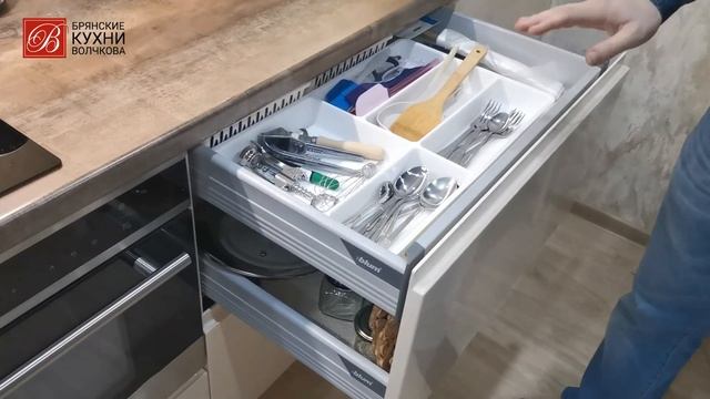 Интерьер маленькой кухни | Кухня в студии | Фасады с интегрированной ручкой в Плёнке ПВХ смотреть онлайн