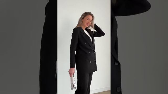 Женский костюм-тройка пиджак+белый топ рубчик+брюки костюмка черный