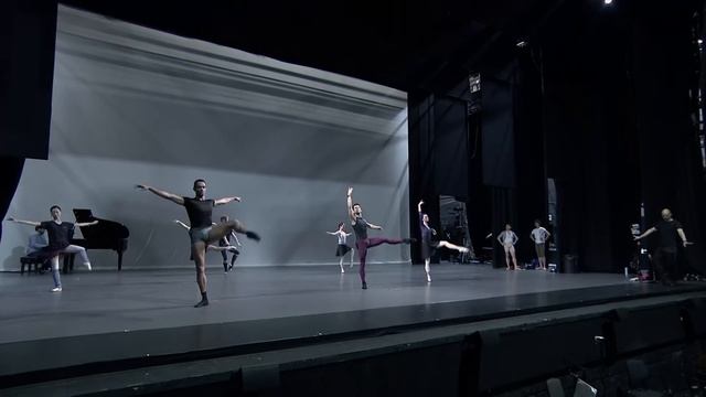 #WorldBalletDay 2020: ballet class on stage смотреть онлайн