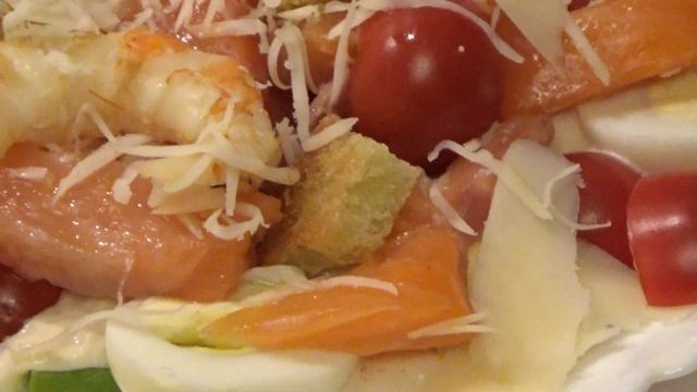 Салат Цезарь со слабосоленой семгой и креветками смотреть онлайн