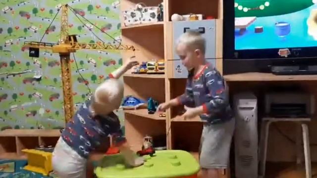 Настоящий кран vs игрушечный смотреть онлайн