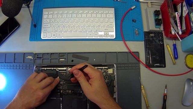 Macbook pro 13 a1708 16го года, не включается, не заряжается смотреть онлайн