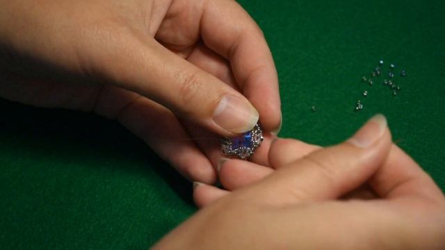 Брошь и серьги "Лилея" мастер класс часть 3 оплетение риволи серединка цветка смотреть онлайн