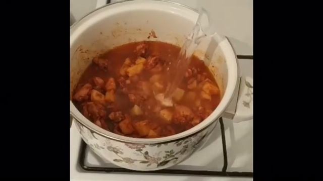 Соус с домашней лапшой и фасолью