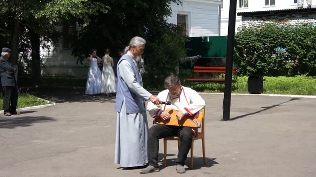 Пушкинский праздник в Алатыре 06.06.23. Наигрыш "Барыня" на гуслях. Исполняет Александр Теплов смотреть онлайн