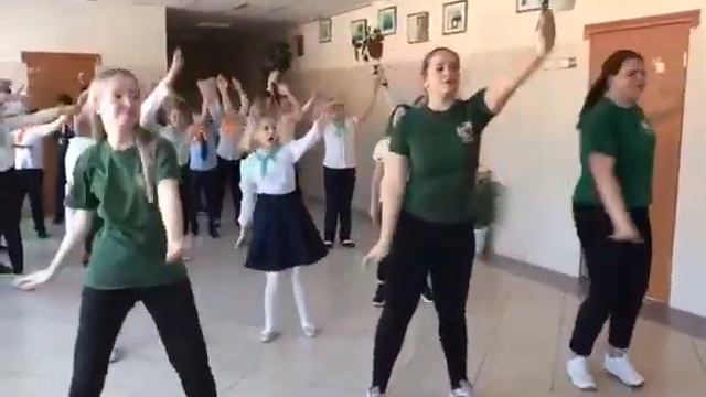 г.Томск, МАОУ СОШ №37,Понедельник - День Зеленой одежды. Школа 37, 5В и 11А классы смотреть онлайн