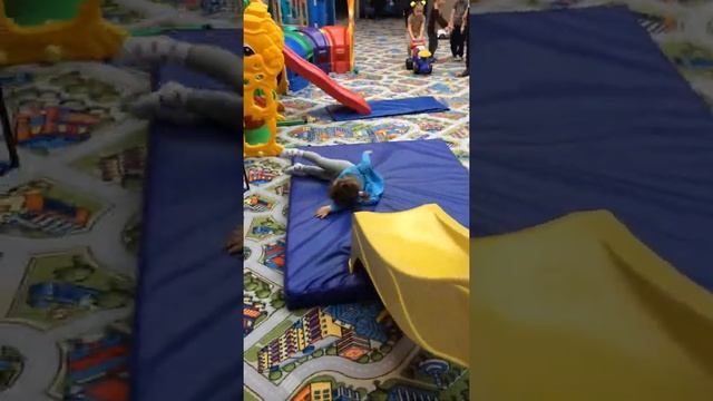 Мила в развлекательном центре смотреть онлайн