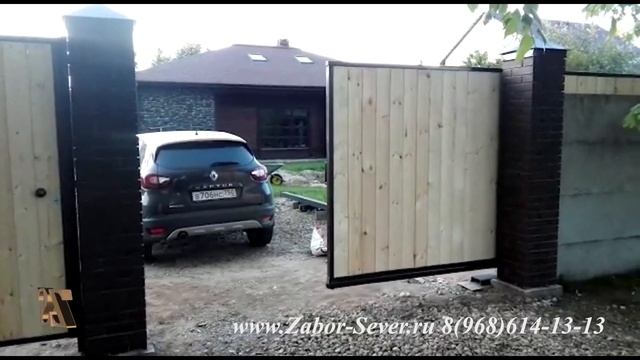Откатные ворота на кирпичных столбах с деревянным штакетником в Старой Купавне. смотреть онлайн