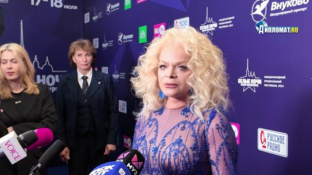 Лариса Долина ответила на выпад певицы Славы смотреть онлайн