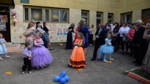 танец с родителями «ПЕРВОКЛАШКИ» на выпускном в детском саду