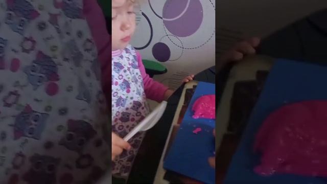 Детское видео. Плащ для машинки из слайма. смотреть онлайн