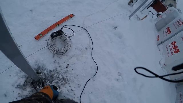 натягиваем шнурку, выравниваем столбы забора по уровню