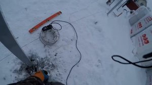 натягиваем шнурку, выравниваем столбы забора по уровню