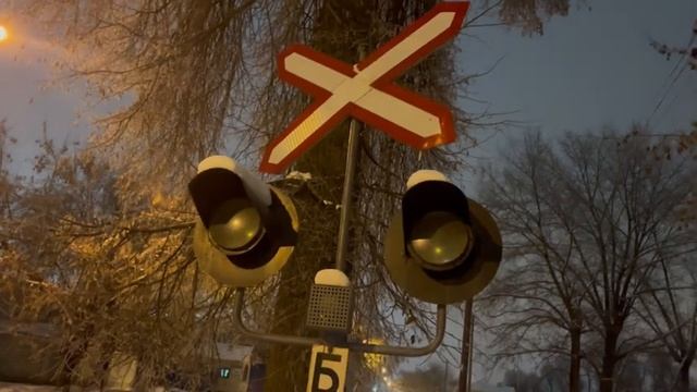 1. Железнодорожные переезды в Минске, необычный переезд, бесплафоновый семафор смотреть онлайн