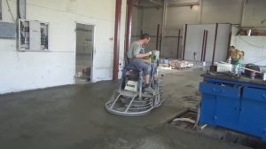 внесение и затирка топпинга  на пол из бетона бетоноотделочными машинами