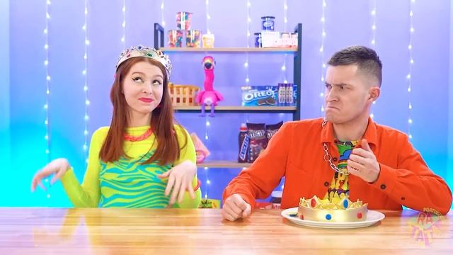 Comida de Verdade vs Comida de Chocolate | Quem é Melhor? Bolo ou Doces Falses por RATATA CHALLENGE смотреть онлайн