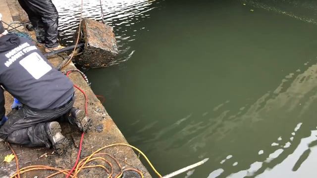 Massive struggle and More Weapons found Magnet Fishing London #83 смотреть онлайн