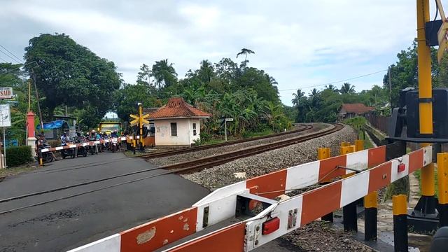 Railroad Crossing Indonesia | Java Railfanning смотреть онлайн