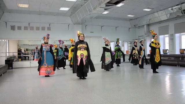 'Летала и пела ' ХОРЕОГРАФИЧЕСКОЕ ДЕФИЛЕ студии ИЗО и ДПИ Цветы. Костюмы из вышитого фетра. смотреть онлайн