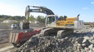 Volvo EC480D loading trucks