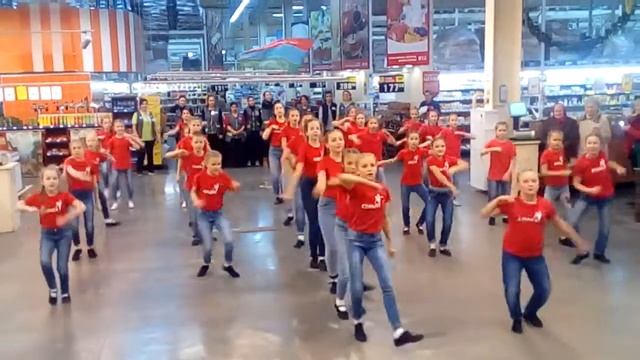 Флешмоб День рождения магазина Эссен (Сарапул) смотреть онлайн