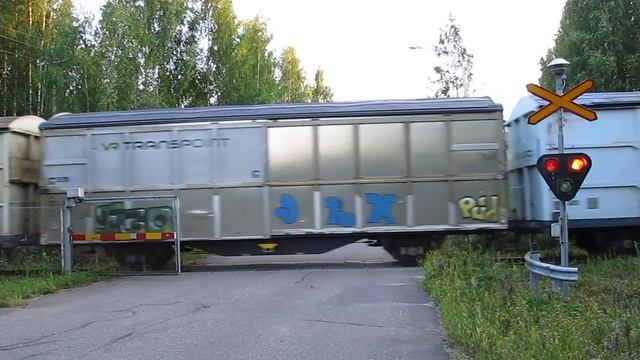 Freight train passed PÄIVÄRINNE (Km.428+595) level crossing in Varkaus, Finland смотреть онлайн