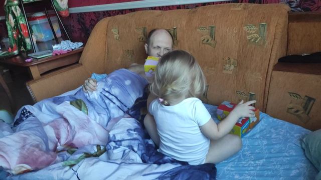 2020 12 06 Ева пытается собирать картинку из кубиков VID 094625 смотреть онлайн