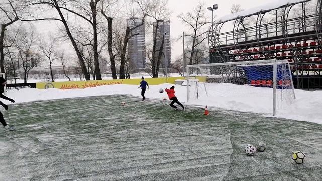 Зимняя тренировка юного вратаря смотреть онлайн