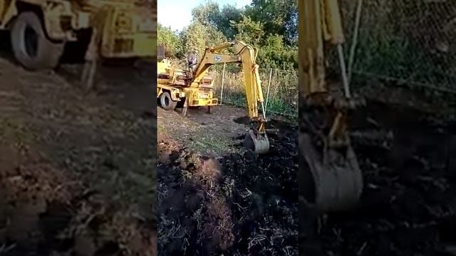 Вспашка участка экскаватором. смотреть онлайн