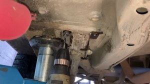 Шевроле Нива, замена шпилек реактивных тяг.