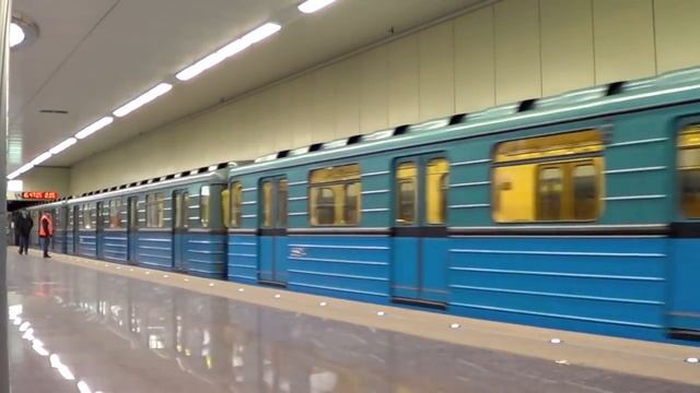 Электропоезда 81-717/714.5 и 81-710 "ЕЖ-3" станция Котельники смотреть онлайн