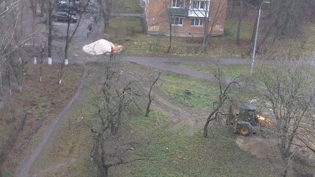 Снимаю из окна. Рабочие делают детскую площадку. смотреть онлайн