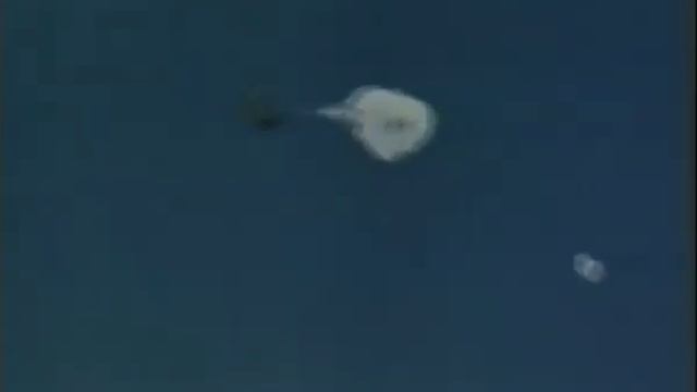 Parachutes with Retro Rockets смотреть онлайн