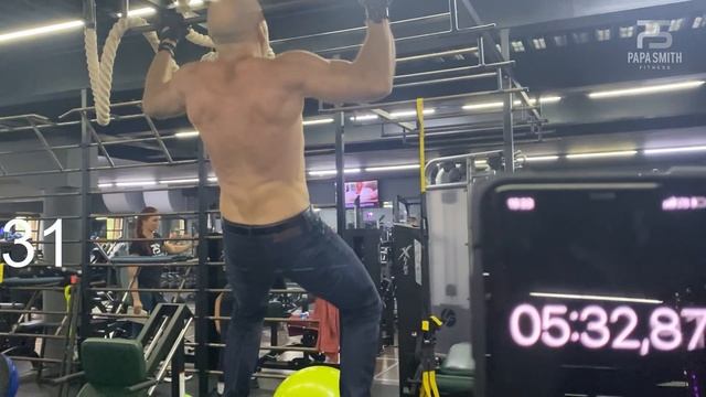 Папа Смит разозлился, выполняет 5 тонн челендж. смотреть онлайн