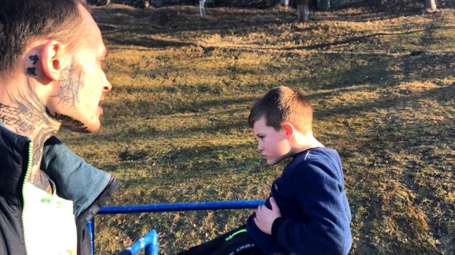 ШКОЛЬНИКИ От 7 До 13 Лет Висят на турнике НА ВРЕМЯ (А Я ИХ СМЕШУ) + Качают пресс на БРУСЬХ ★ смотреть онлайн