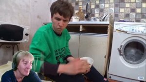 БАБУШКА СМОТРИТ РЕЦЕПТ ОКРОШКИ // Реакция на Пега