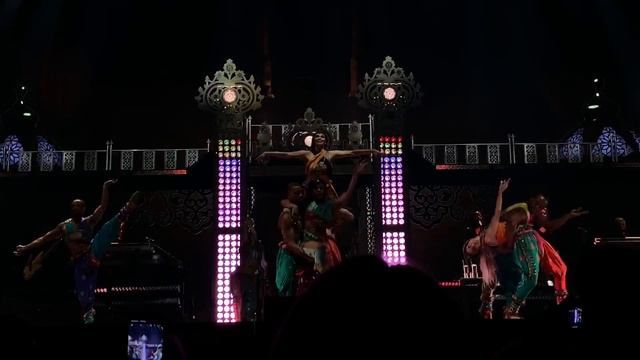 Gayatri Mantra (Live) - Cher смотреть онлайн