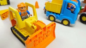 Строители LEGO DUPLO и Даник строят детскую площадку - Развивающее видео для детей